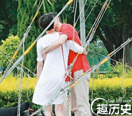 梁咏琪老公背景被揭是富豪?两人公园接吻被拍